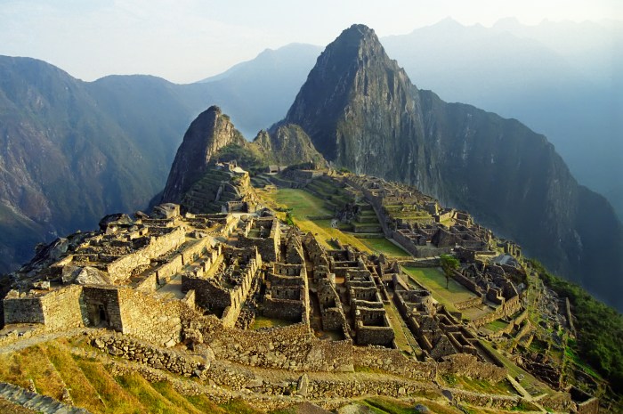 Las ruinas de machu picchu están al lado del mar.