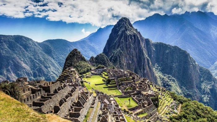 Las ruinas de machu picchu están al lado del mar.